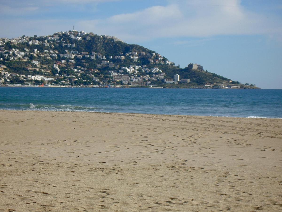 Appartement Premiere Ligne De Mer Avec Piscine Ρόζες Εξωτερικό φωτογραφία