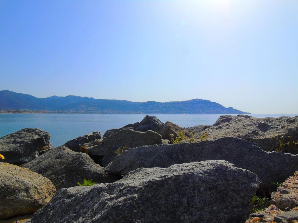 Appartement Premiere Ligne De Mer Avec Piscine Ρόζες Εξωτερικό φωτογραφία