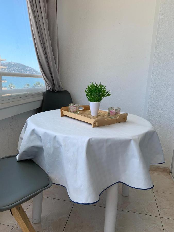 Appartement Premiere Ligne De Mer Avec Piscine Ρόζες Εξωτερικό φωτογραφία