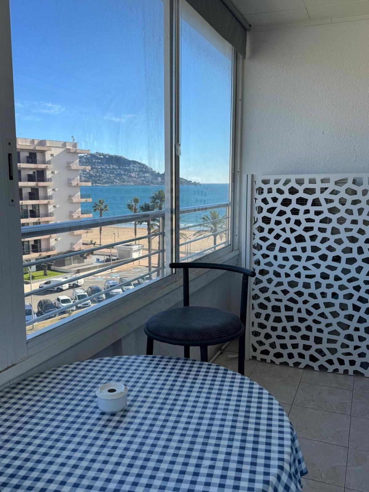 Appartement Premiere Ligne De Mer Avec Piscine Ρόζες Εξωτερικό φωτογραφία