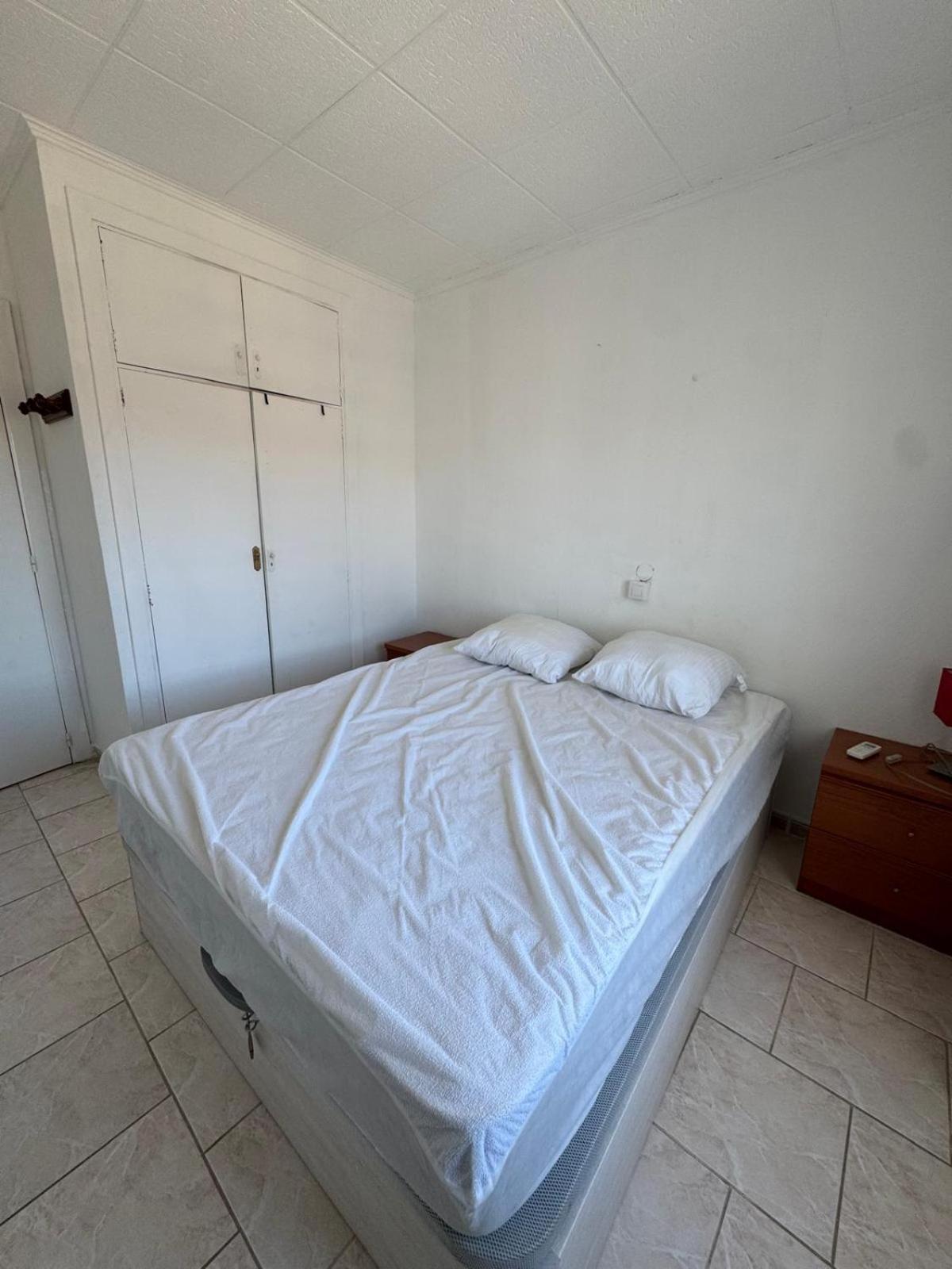 Appartement Premiere Ligne De Mer Avec Piscine Ρόζες Εξωτερικό φωτογραφία